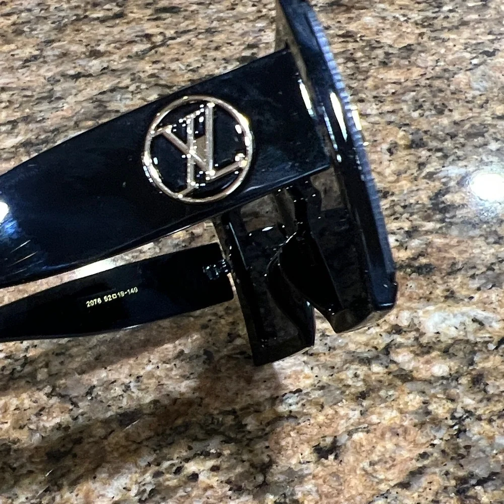 BRAND NEW Auth. LV Black Designer sunglasses 🕶️ read caption - Picture 4 of 11